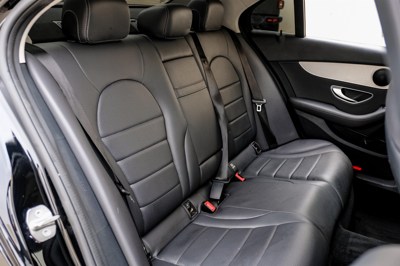 Mercedes-Benz C-Class Vehicle Main Gallery Image 34