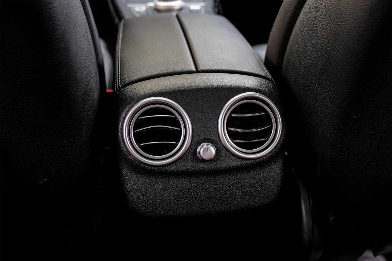 Mercedes-Benz C-Class Vehicle Main Gallery Image 36
