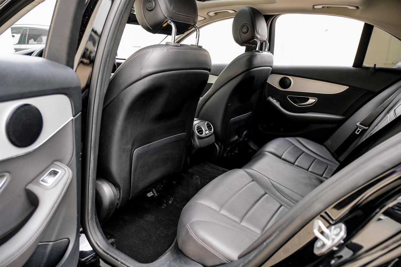 Mercedes-Benz C-Class Vehicle Main Gallery Image 37