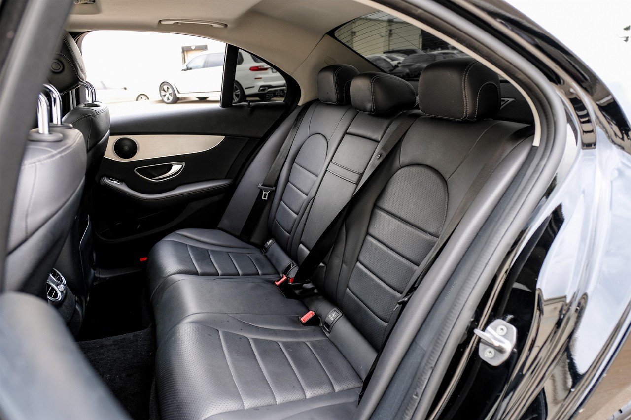 Mercedes-Benz C-Class Vehicle Main Gallery Image 38