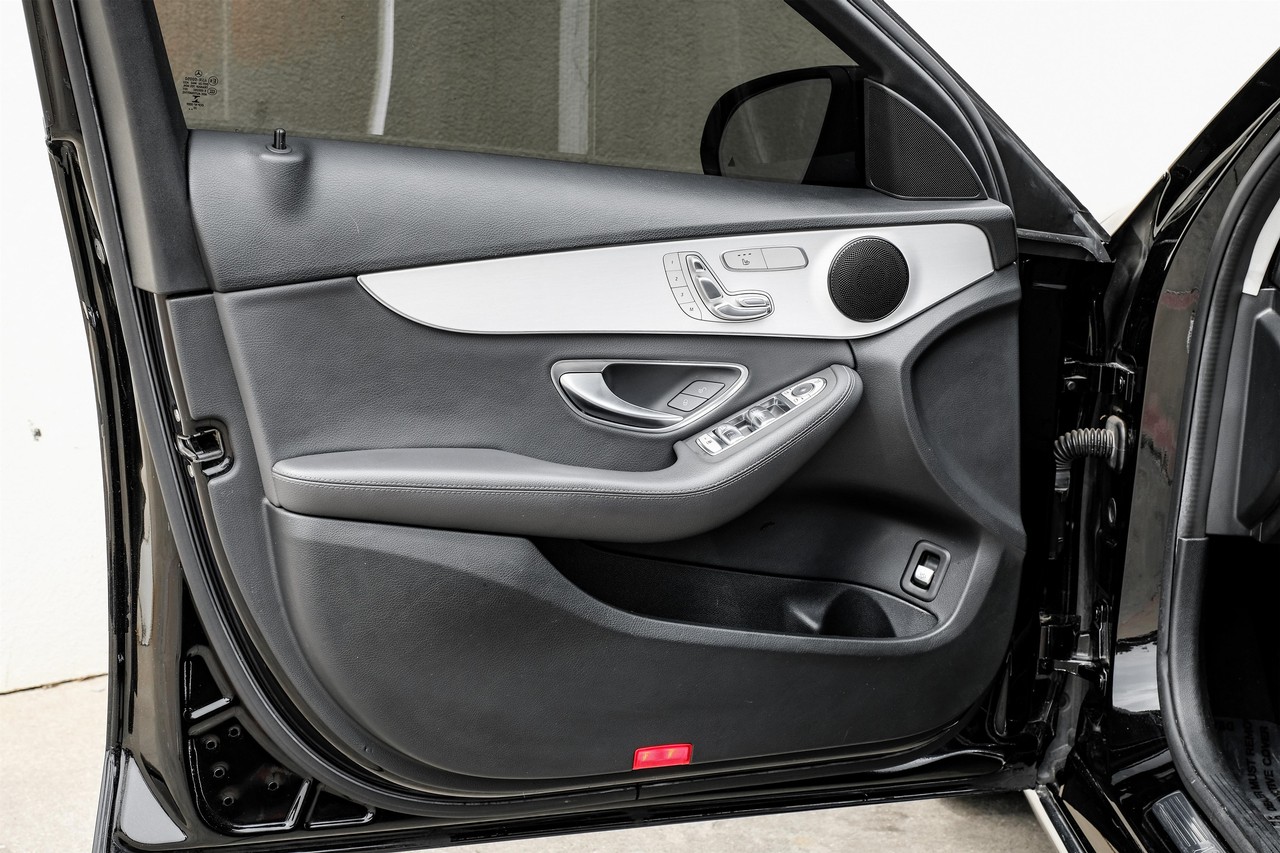 Mercedes-Benz C-Class Vehicle Main Gallery Image 41