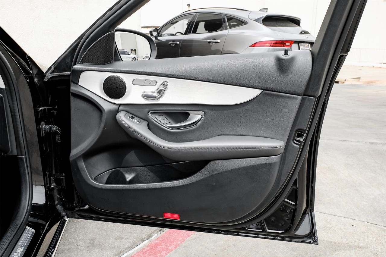 Mercedes-Benz C-Class Vehicle Main Gallery Image 44