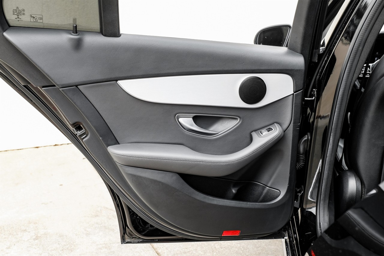 Mercedes-Benz C-Class Vehicle Main Gallery Image 45