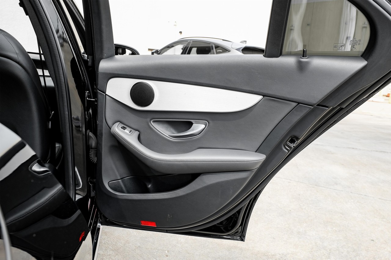 Mercedes-Benz C-Class Vehicle Main Gallery Image 46