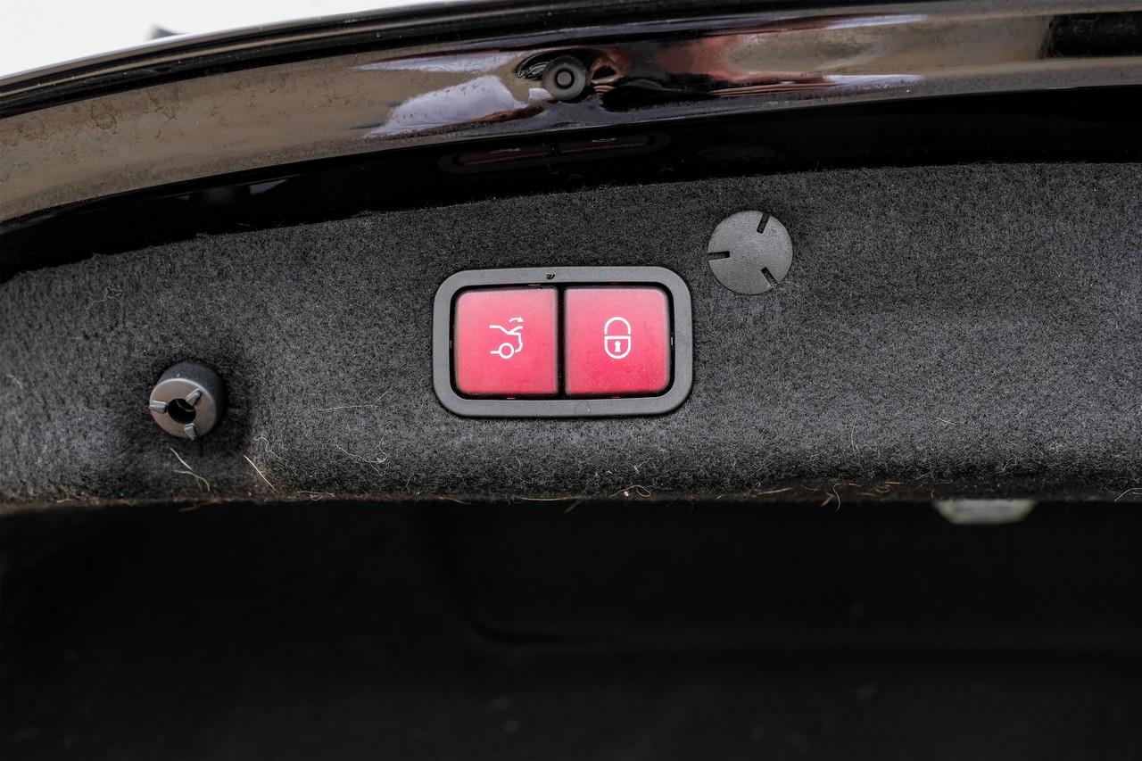 Mercedes-Benz C-Class Vehicle Main Gallery Image 50