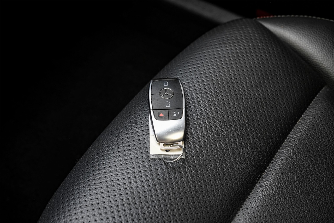 Mercedes-Benz C-Class Vehicle Main Gallery Image 55