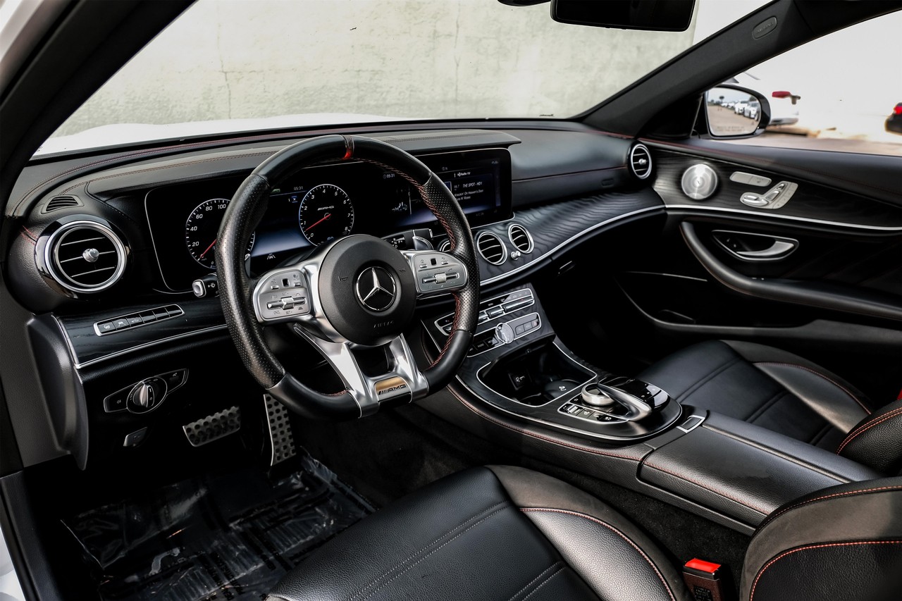 Mercedes-Benz E-Class Vehicle Main Gallery Image 03