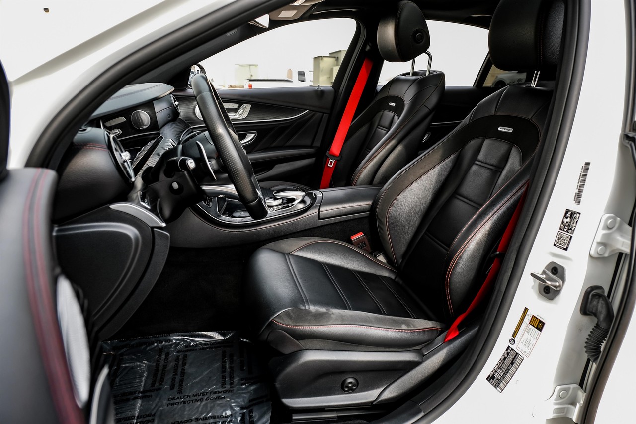 Mercedes-Benz E-Class Vehicle Main Gallery Image 04