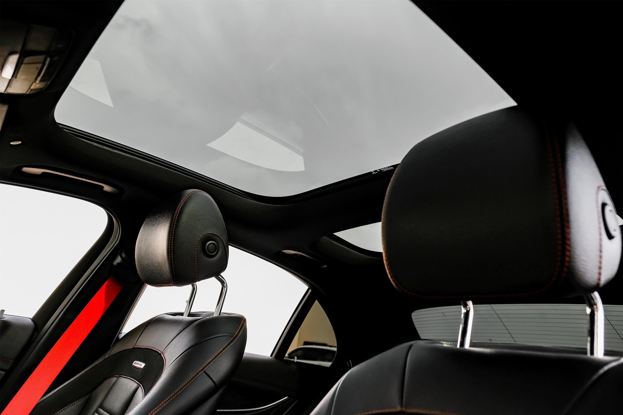 Mercedes-Benz E-Class Vehicle Main Gallery Image 05