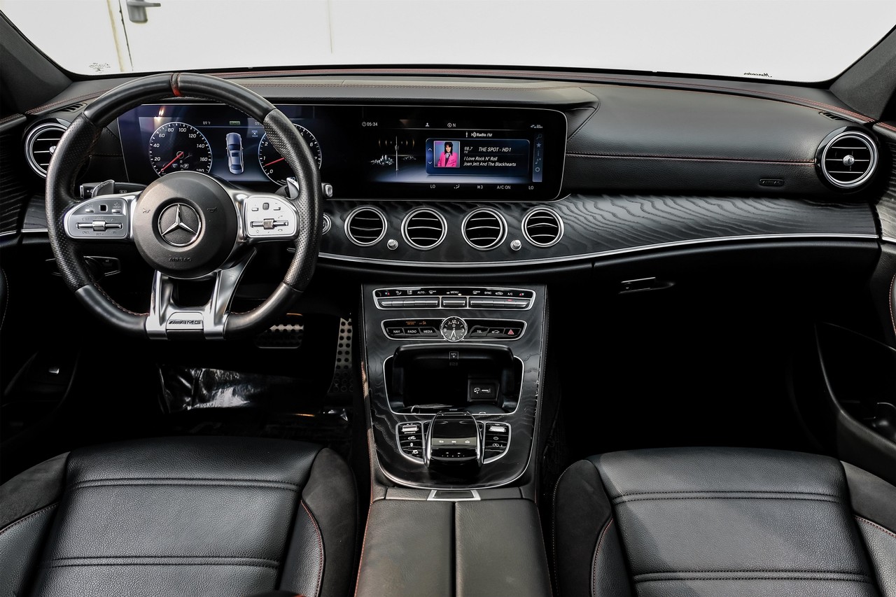 Mercedes-Benz E-Class Vehicle Main Gallery Image 18