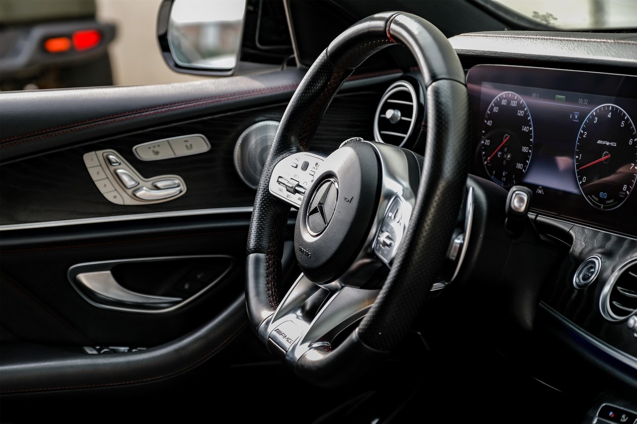 Mercedes-Benz E-Class Vehicle Main Gallery Image 19