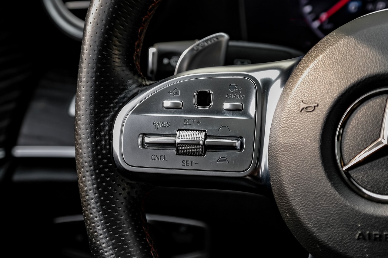 Mercedes-Benz E-Class Vehicle Main Gallery Image 21