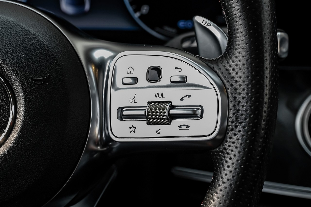 Mercedes-Benz E-Class Vehicle Main Gallery Image 22