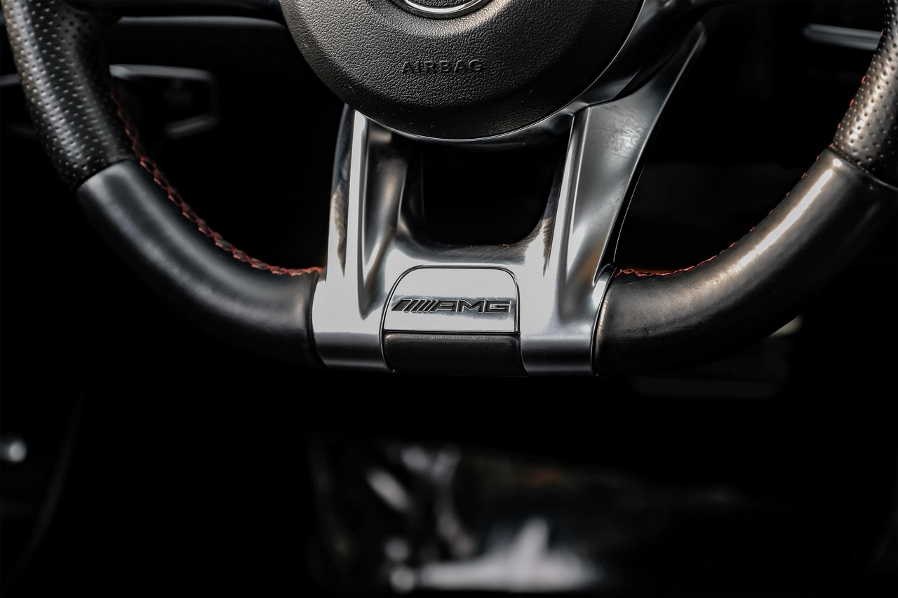 Mercedes-Benz E-Class Vehicle Main Gallery Image 23