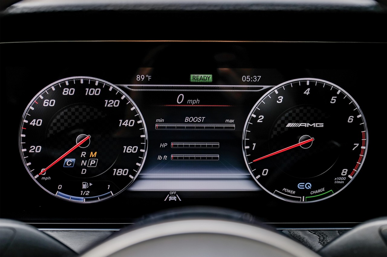 Mercedes-Benz E-Class Vehicle Main Gallery Image 24
