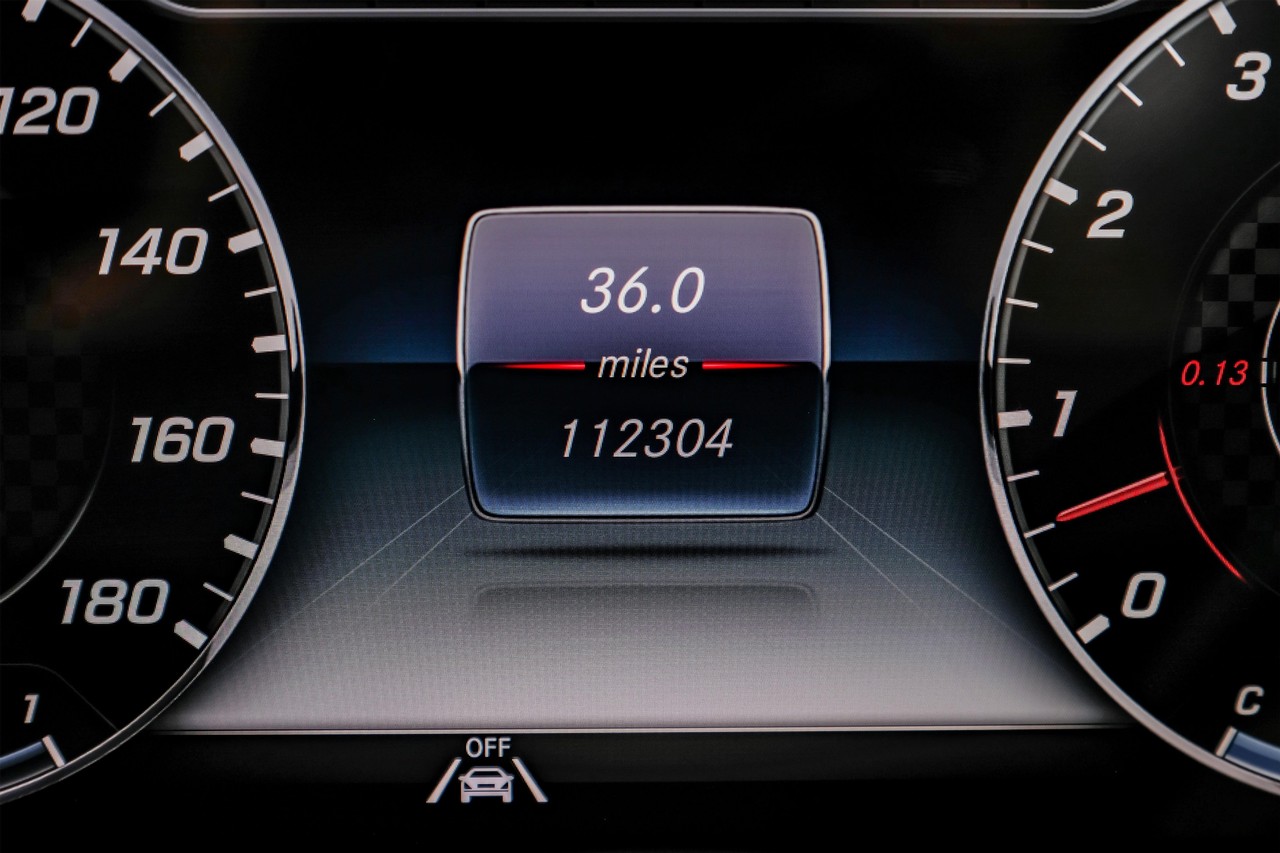 Mercedes-Benz E-Class Vehicle Main Gallery Image 25