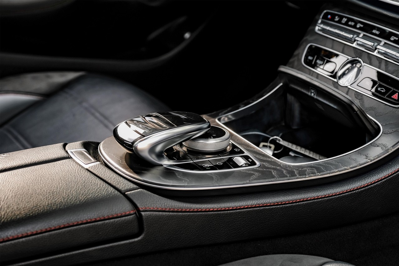 Mercedes-Benz E-Class Vehicle Main Gallery Image 28