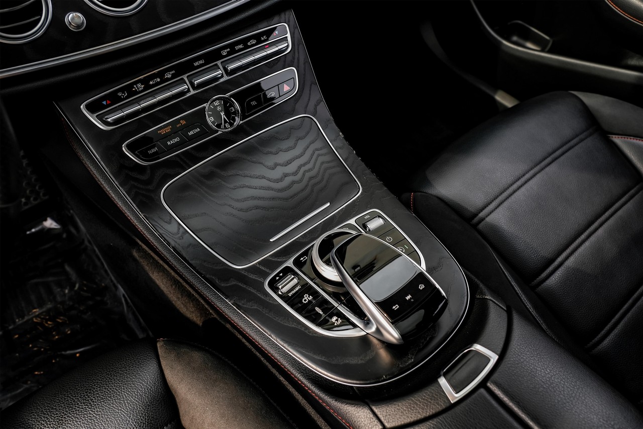 Mercedes-Benz E-Class Vehicle Main Gallery Image 29