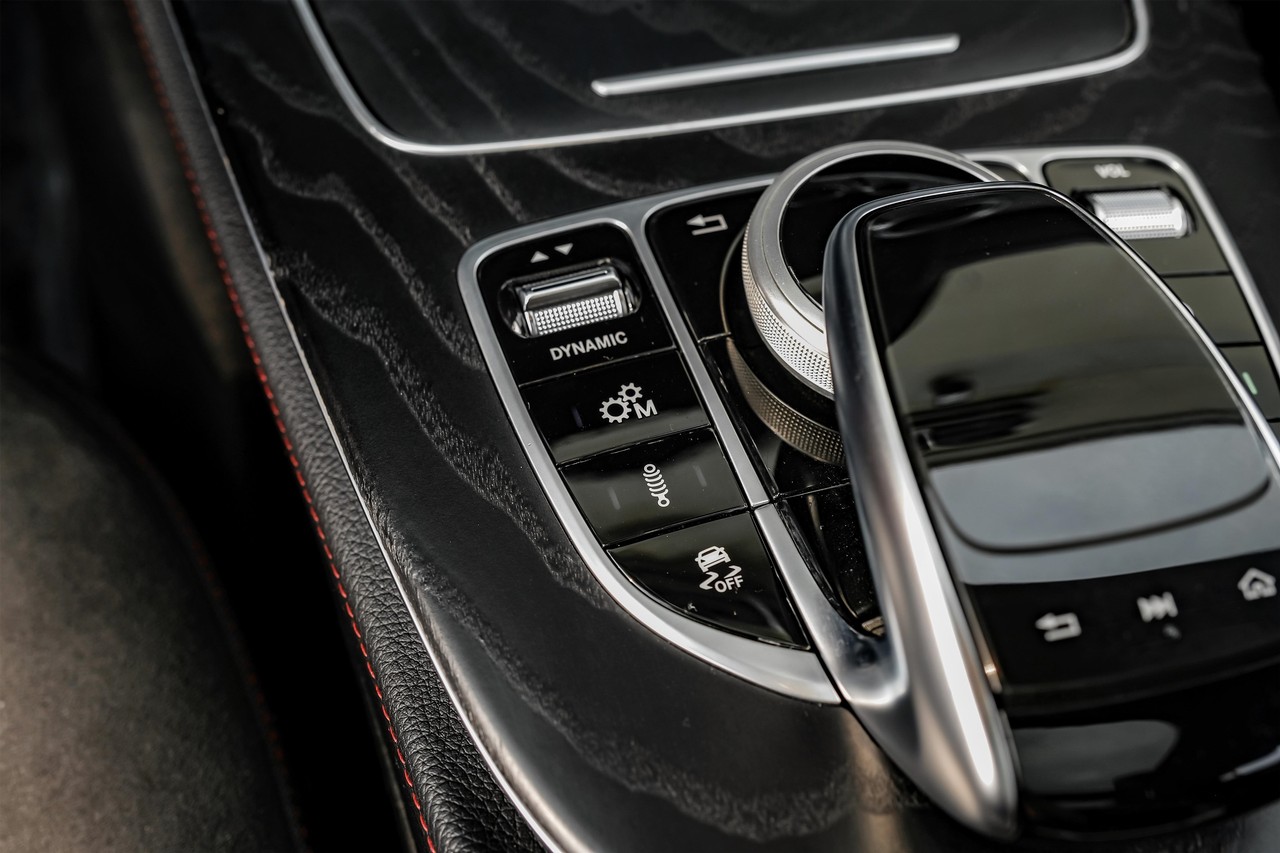 Mercedes-Benz E-Class Vehicle Main Gallery Image 30