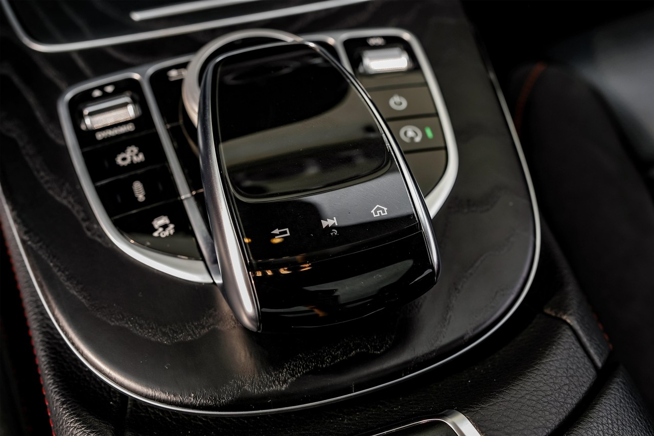 Mercedes-Benz E-Class Vehicle Main Gallery Image 31