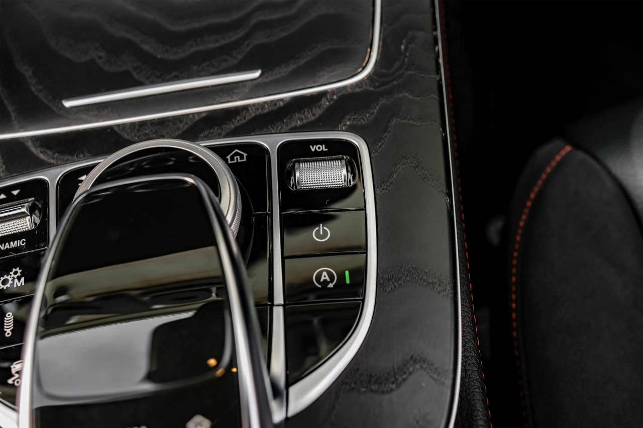 Mercedes-Benz E-Class Vehicle Main Gallery Image 32