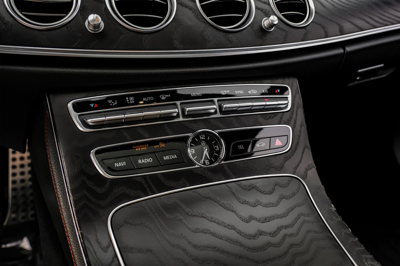 Mercedes-Benz E-Class Vehicle Main Gallery Image 33