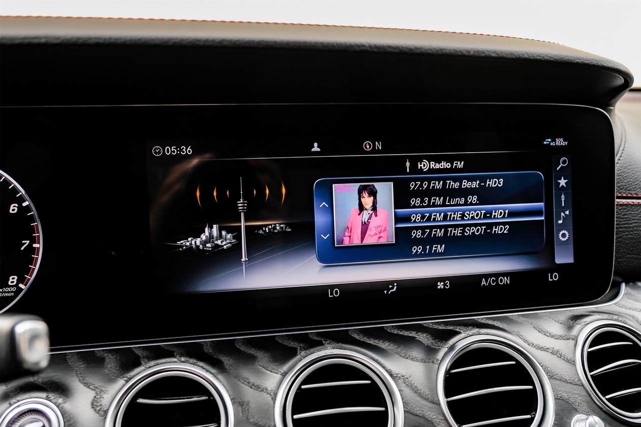 Mercedes-Benz E-Class Vehicle Main Gallery Image 34