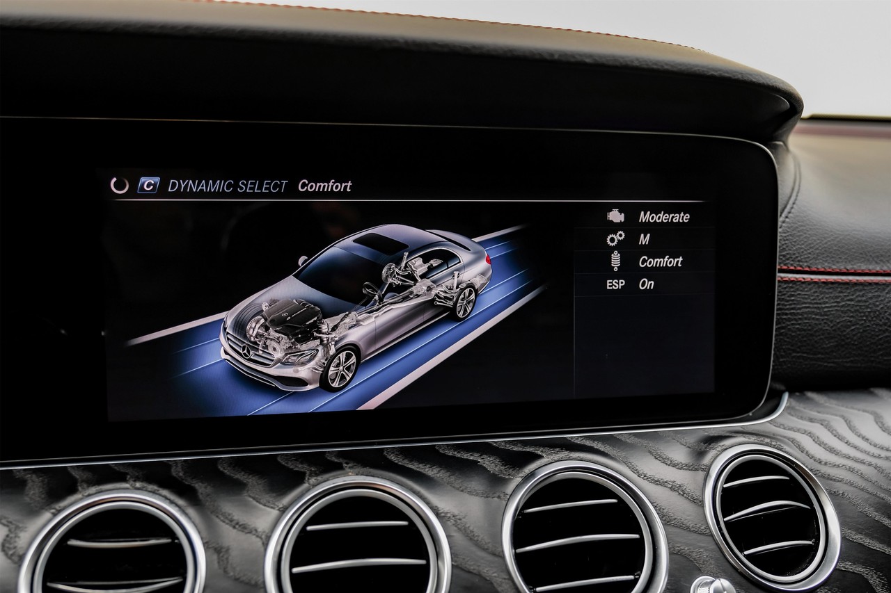 Mercedes-Benz E-Class Vehicle Main Gallery Image 35