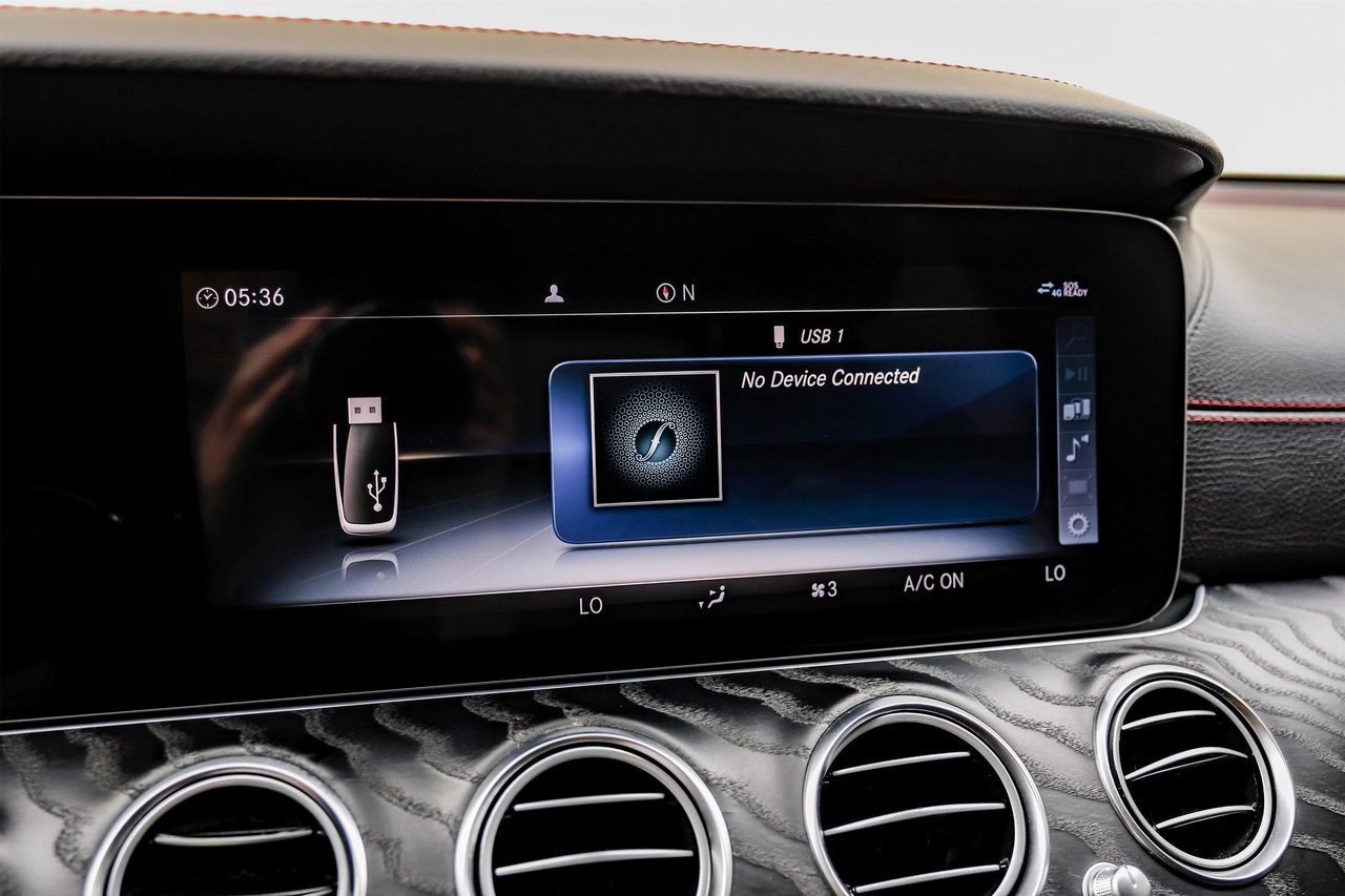 Mercedes-Benz E-Class Vehicle Main Gallery Image 36