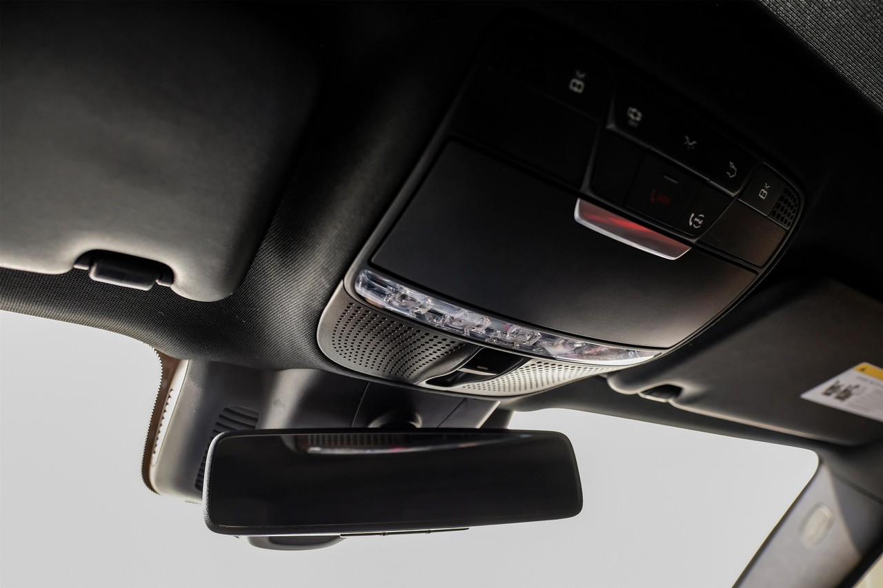 Mercedes-Benz E-Class Vehicle Main Gallery Image 38