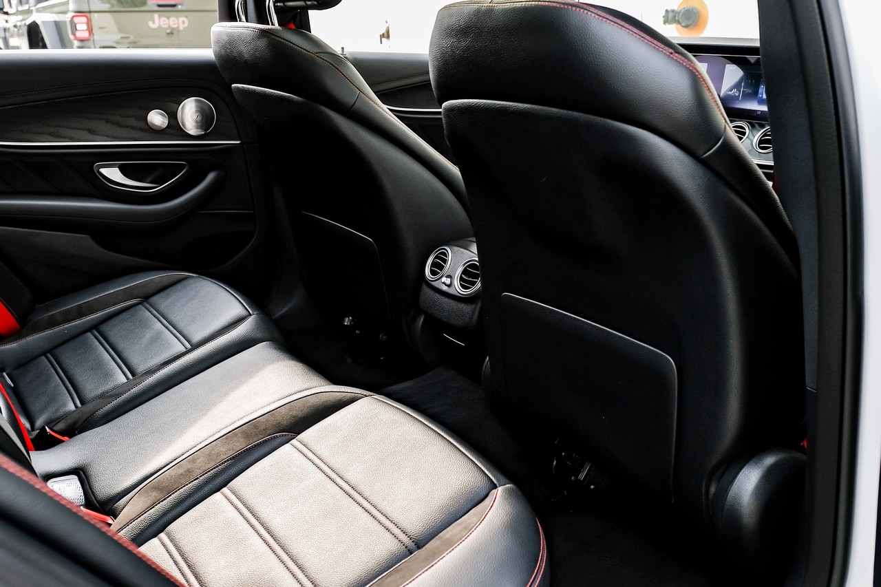 Mercedes-Benz E-Class Vehicle Main Gallery Image 42