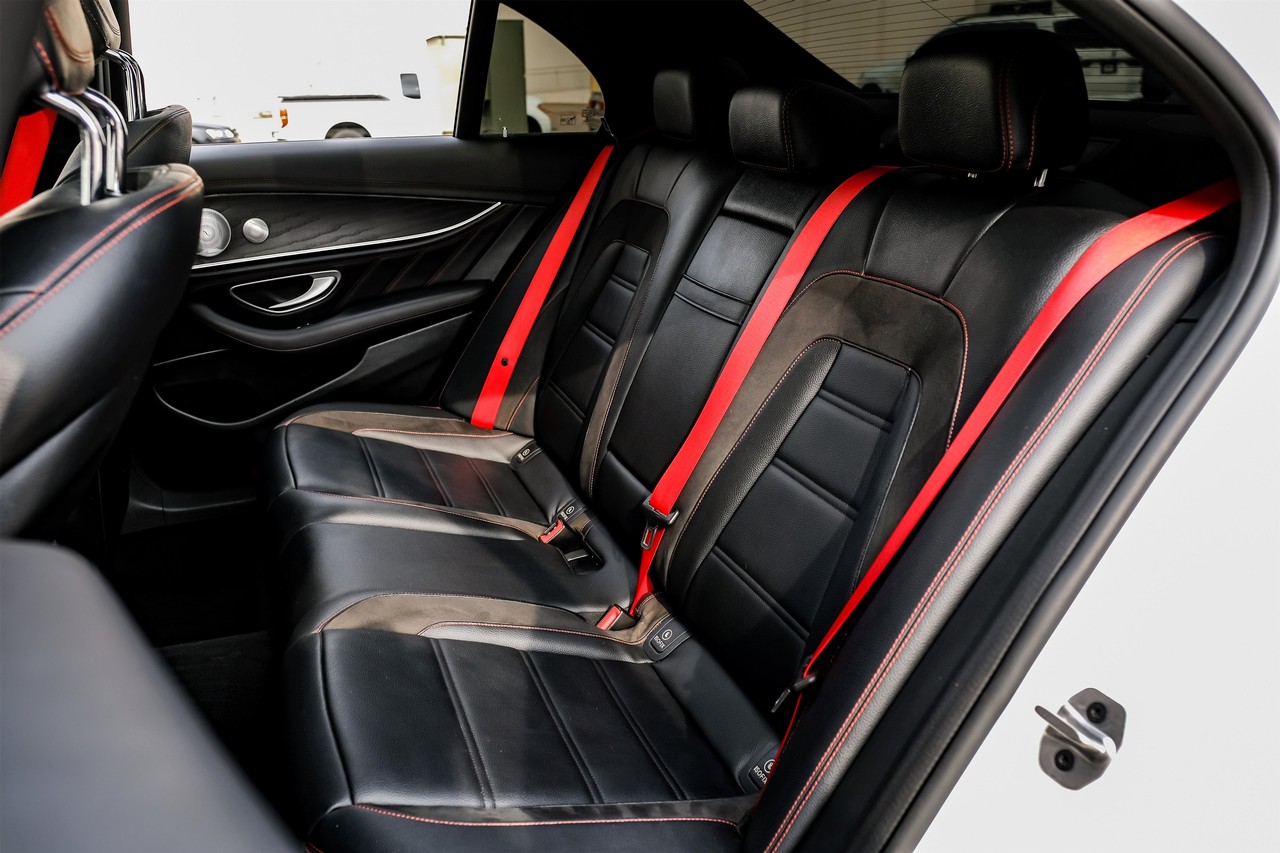 Mercedes-Benz E-Class Vehicle Main Gallery Image 44