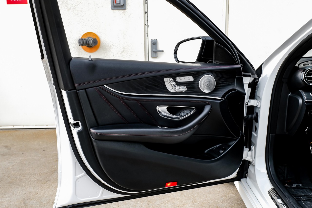 Mercedes-Benz E-Class Vehicle Main Gallery Image 47