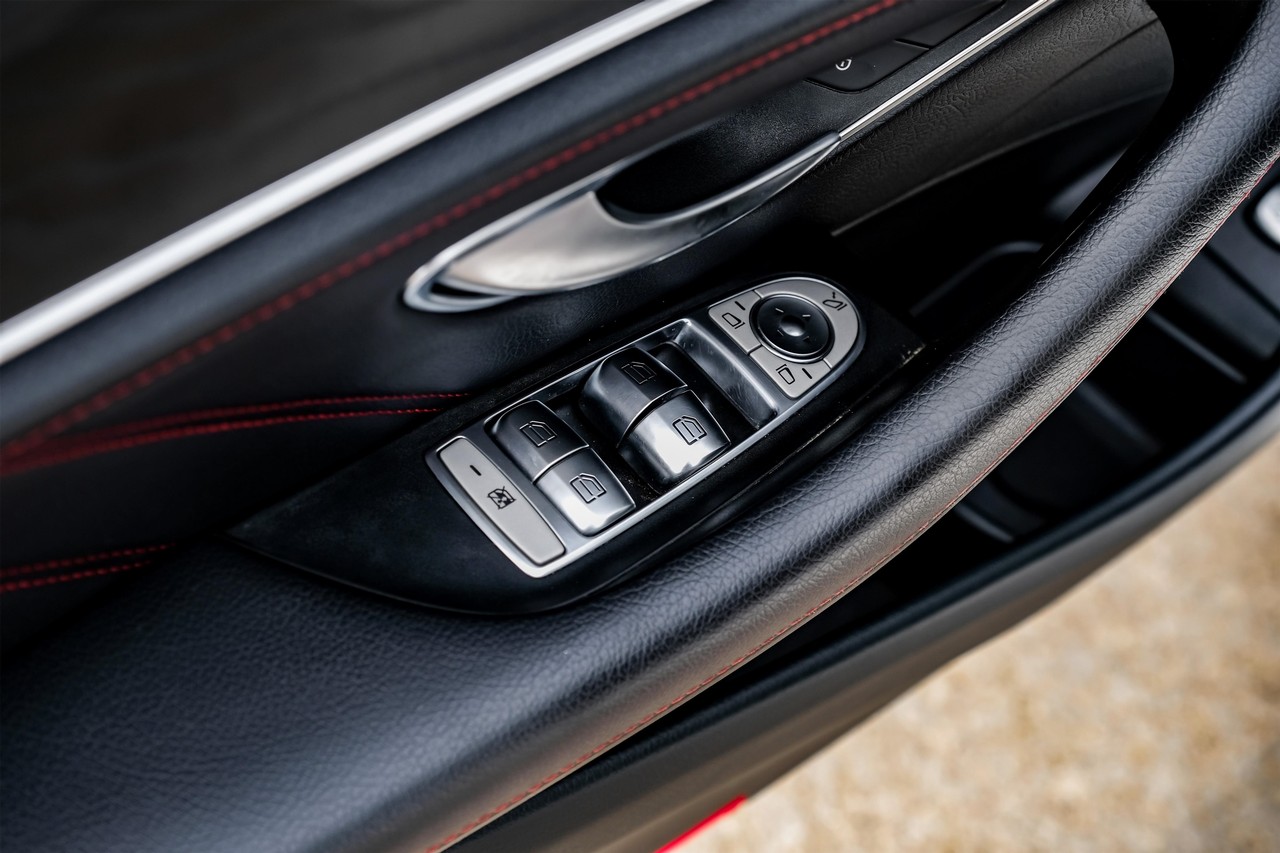 Mercedes-Benz E-Class Vehicle Main Gallery Image 48