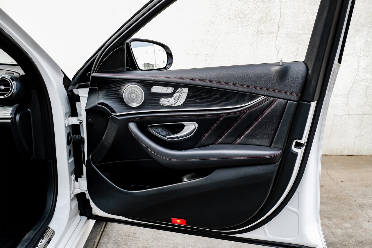Mercedes-Benz E-Class Vehicle Main Gallery Image 49
