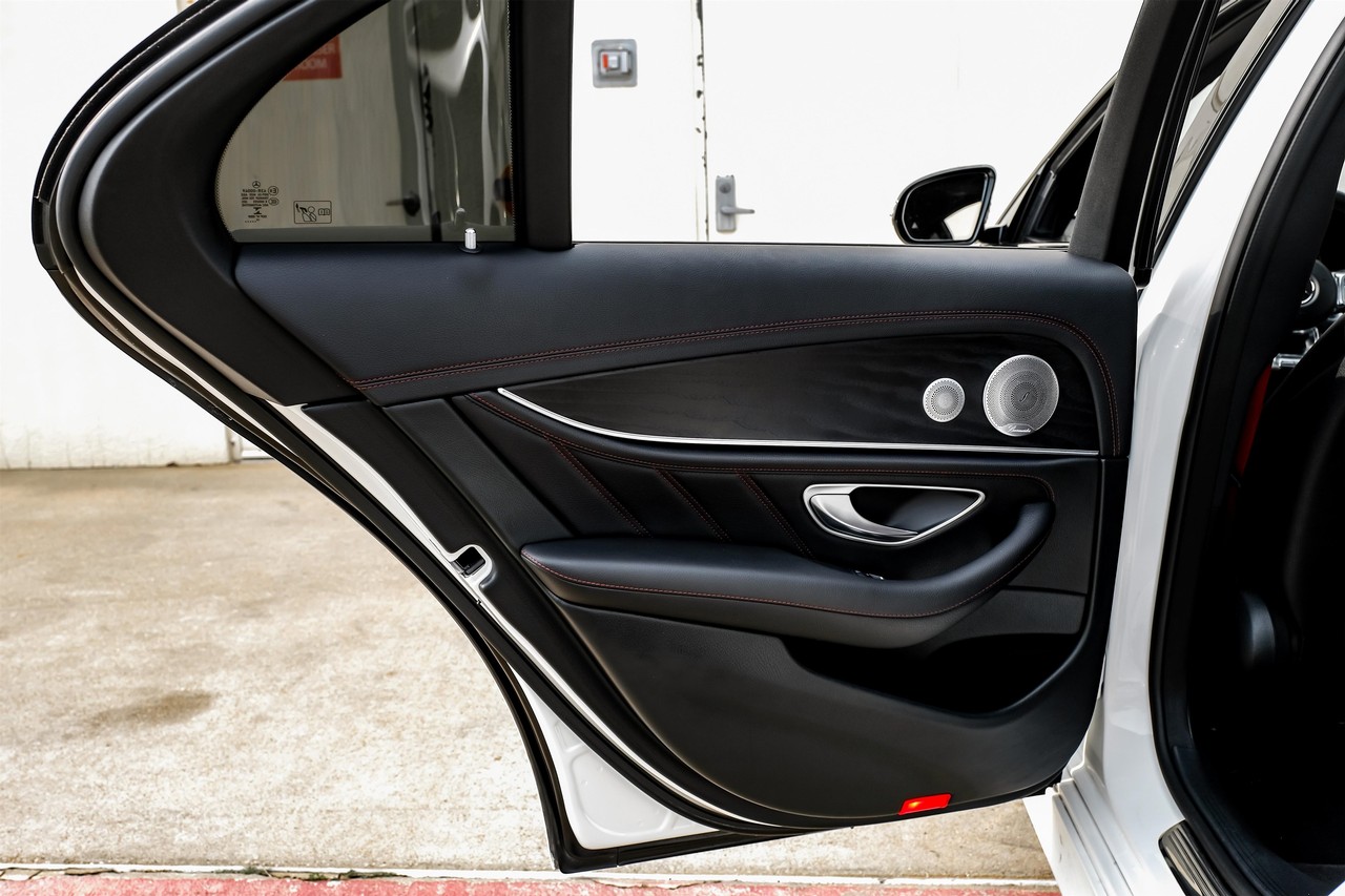 Mercedes-Benz E-Class Vehicle Main Gallery Image 50