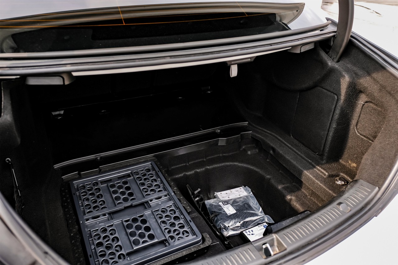 Mercedes-Benz E-Class Vehicle Main Gallery Image 60