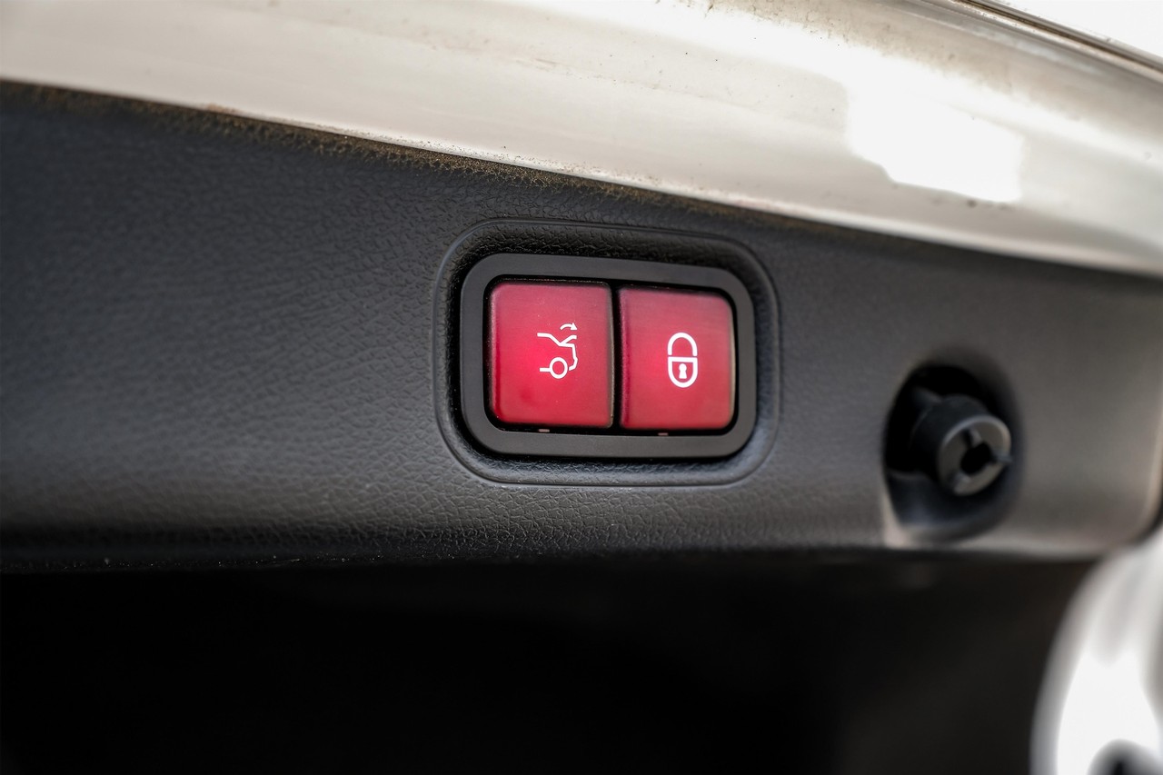 Mercedes-Benz E-Class Vehicle Main Gallery Image 61