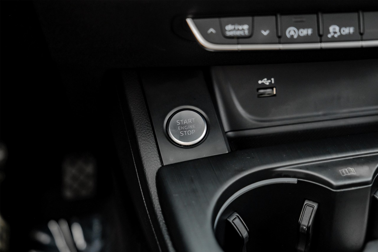 Audi A4 Vehicle Main Gallery Image 25