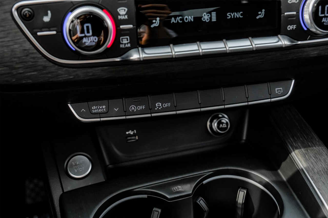 Audi A4 Vehicle Main Gallery Image 31