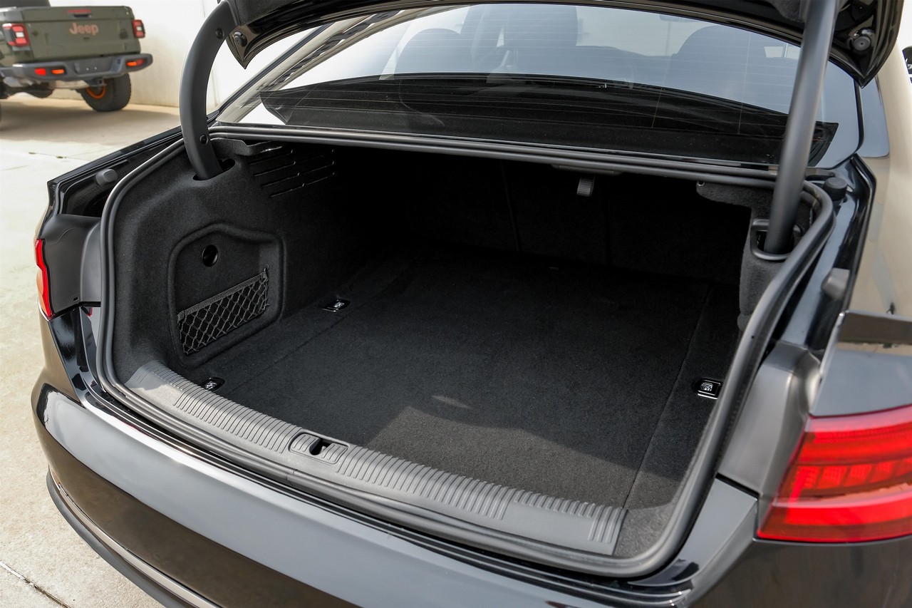 Audi A4 Vehicle Main Gallery Image 52