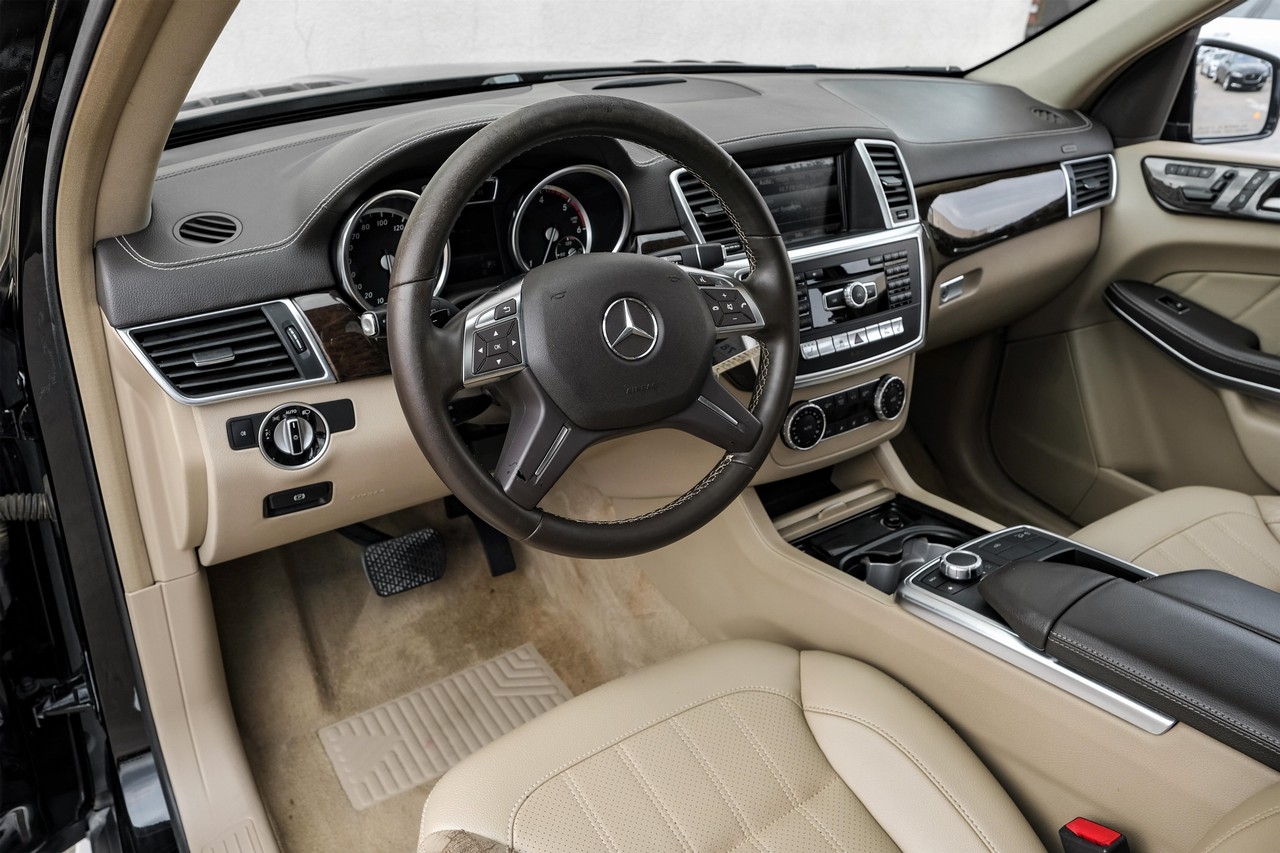 Mercedes-Benz GL 350 Vehicle Main Gallery Image 03