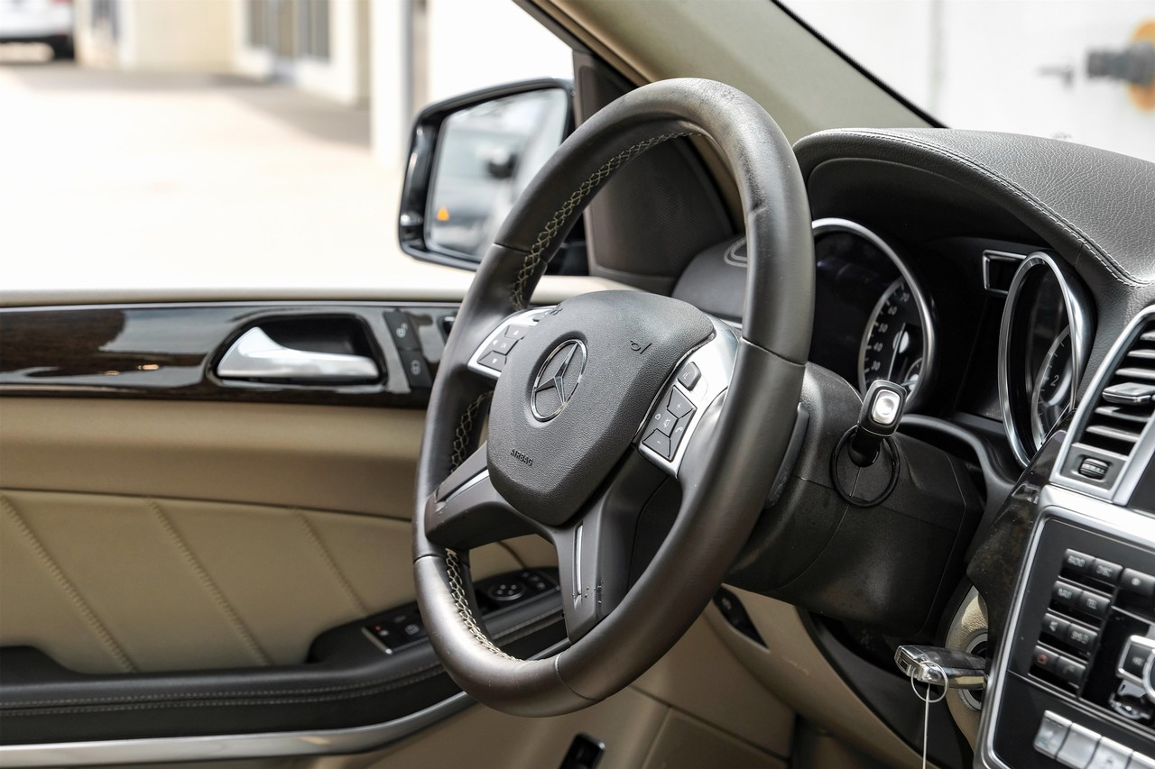 Mercedes-Benz GL 350 Vehicle Main Gallery Image 14