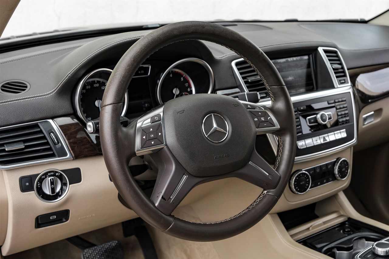 Mercedes-Benz GL 350 Vehicle Main Gallery Image 16