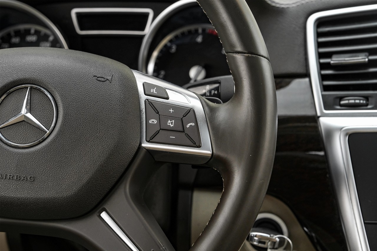 Mercedes-Benz GL 350 Vehicle Main Gallery Image 19