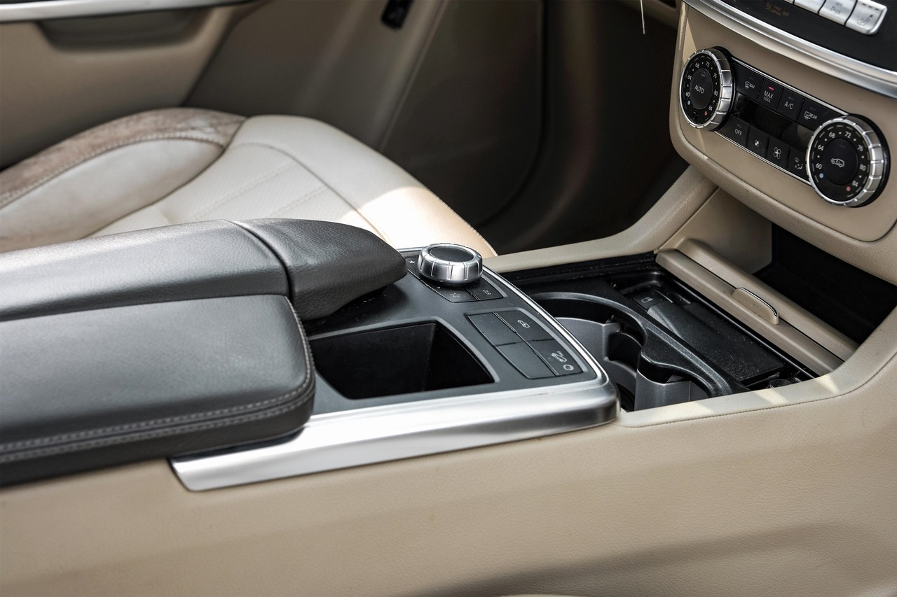 Mercedes-Benz GL 350 Vehicle Main Gallery Image 24