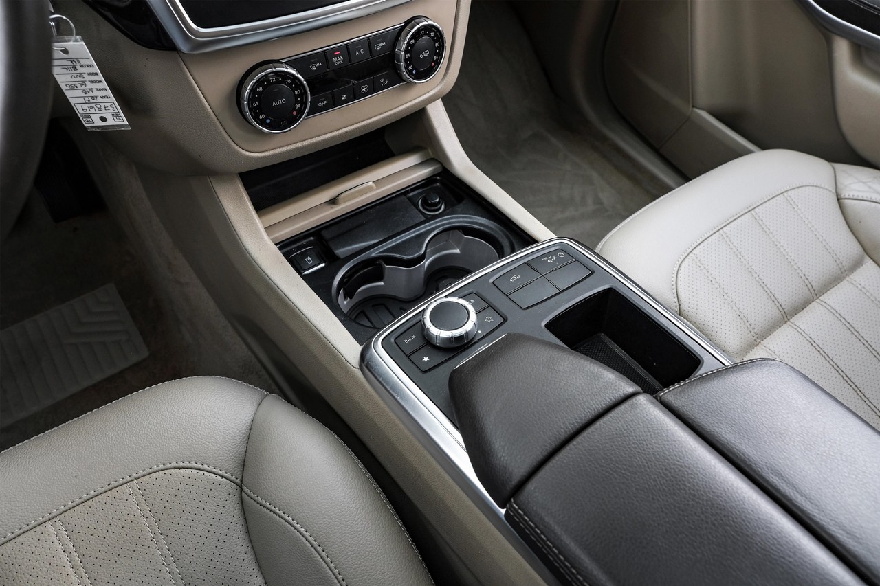 Mercedes-Benz GL 350 Vehicle Main Gallery Image 25