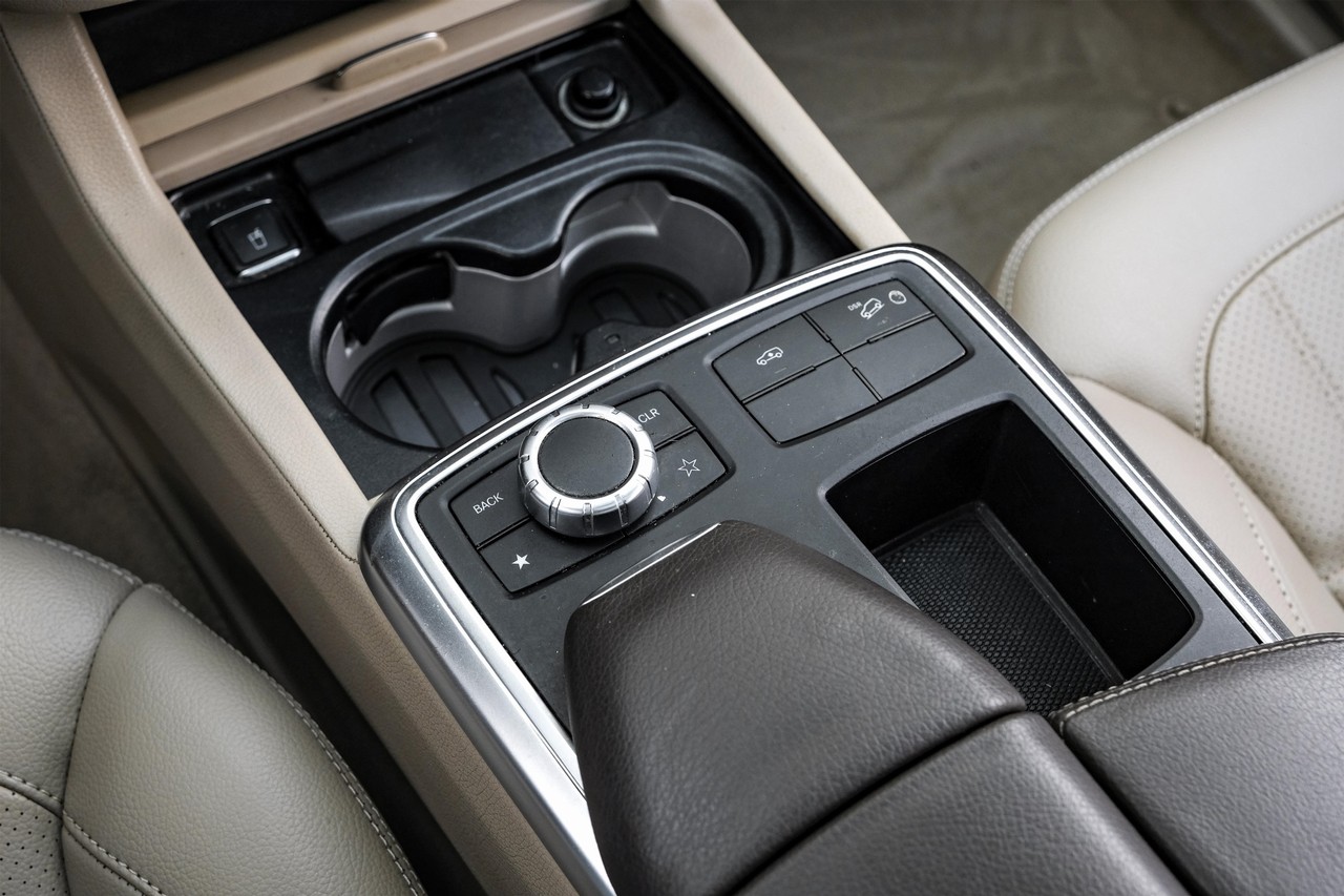 Mercedes-Benz GL 350 Vehicle Main Gallery Image 26