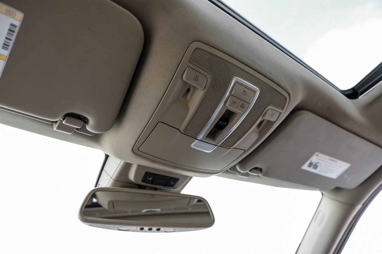 Mercedes-Benz GL 350 Vehicle Main Gallery Image 31