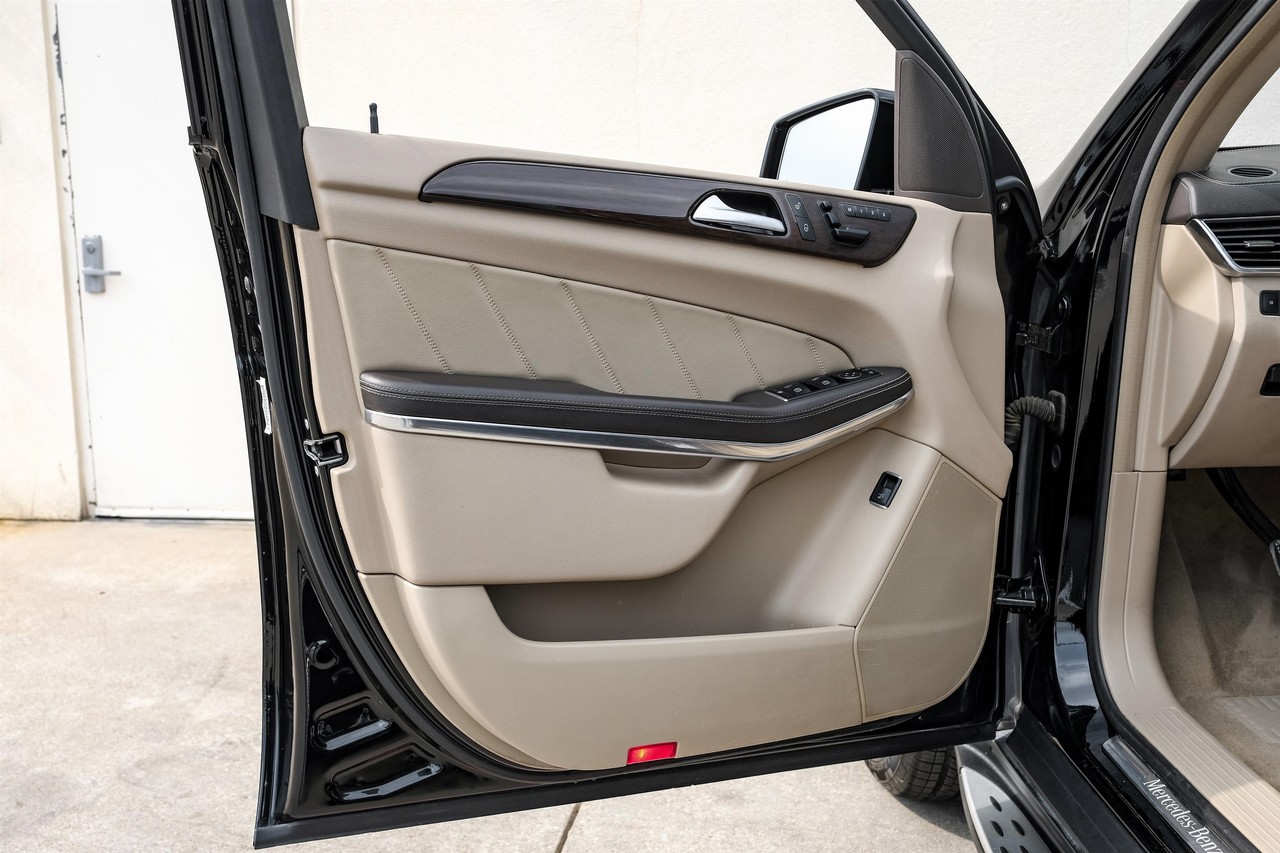 Mercedes-Benz GL 350 Vehicle Main Gallery Image 39